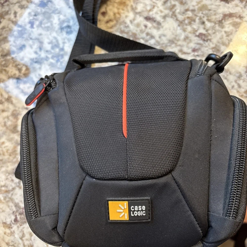 Case Logic Padded Digital Camera Case W/ 3 Zippered Pockets Shoulder Strap - Picture 1 of 8